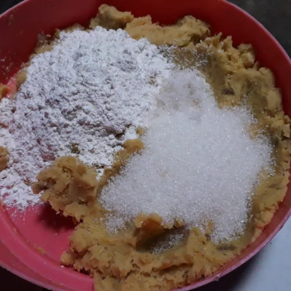 Hancurkan ubi selagi panas, lalu masukkan tepung terigu, gula pasir dan garam.