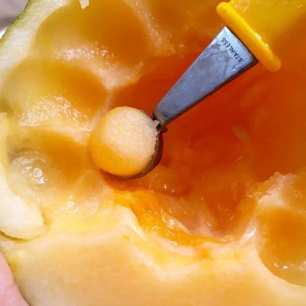 Bentuk bola-bola atau serut memanjang, sesuai selera saja.