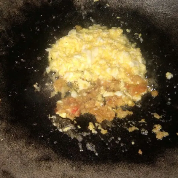 Buat orak arik telur sisihkan di wajan lalu masukan bumbu tumis sampai harum.
