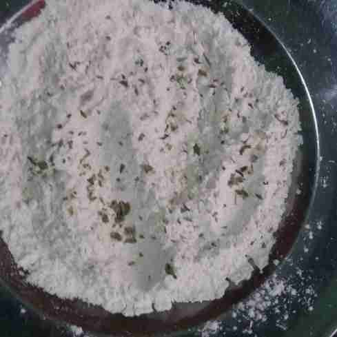 Persiapkan bahan tepung serbaguna dan tepung beras campurkan dengan oregano.