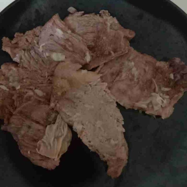 Pukul-pukul daging lalu marisani irisan daging. Goreng sampai sampai kecoklatan. Sisihkan.