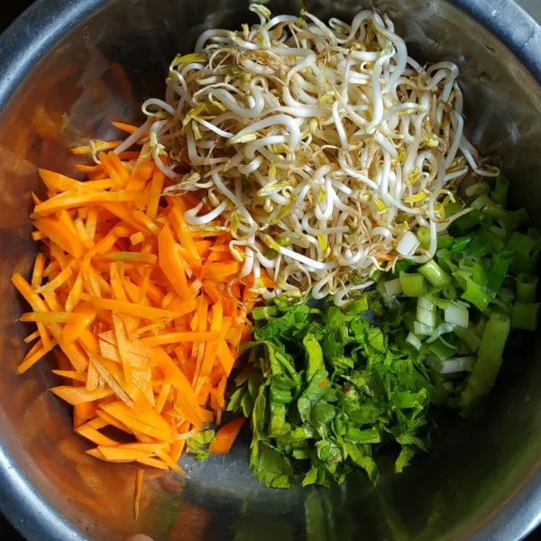 Cuci bersih sayuran (toge, wortel, daun bawang dan seledri ) lalu potong sesuai selera.
