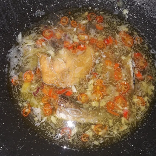 Masukkan ikan gabus dan air lalu biarkan mendidih. Beri kaldu bubuk secukupnya, koreksi rasa.