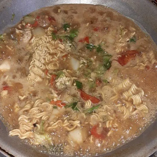 Masukkan garam, bumbu mie, dan kecap kemudian aduk rata. Setelah itu masukan telur dan mie, tunggu hingga +- 3 menit.