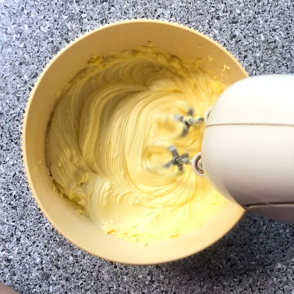 Aduk dengan mixer hingga merata. Setelah itu, masukkan kuning telur satu persatu ke dalam adonan. Masukkan 4 butir saja, 1 kuning telur lagi untuk olesan nastar.