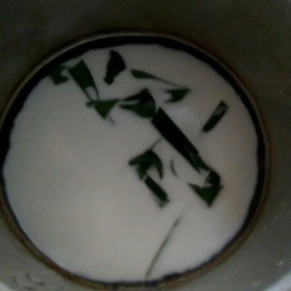 Aduk tepung beras kedalam santan dan pandan, nyalakan api masak dengan api kecil.