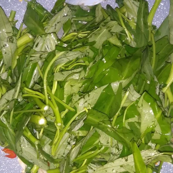 Masukkan kangkung biarkan sedikit layu.