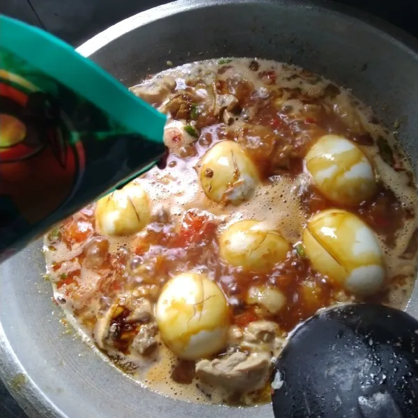 Bila sudah mendidih masukkan kecap sesuai selera.