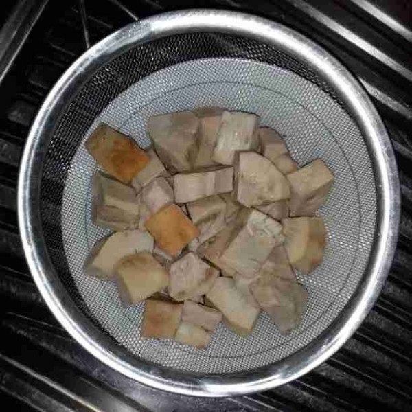 Rebus nangka muda hingga matang. Angkat dan tiriskan