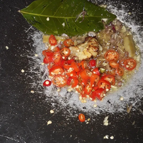 Masukkan salam, jahe, lengkuas dan cabe, oseng-oseng hingga layu.