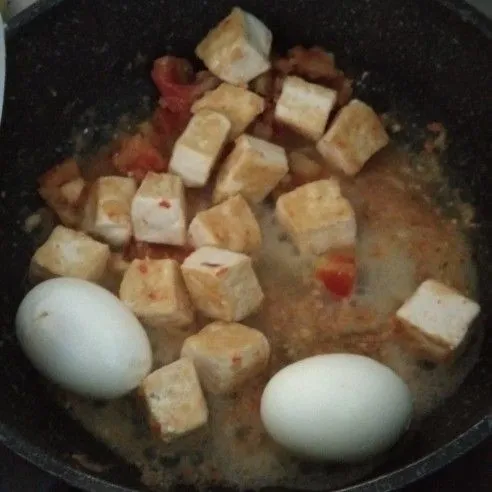 Masukkan tahu dan telur kemudian aduk hingga tercampur rata dengan bumbu.
