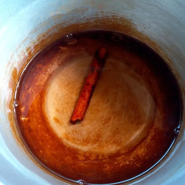 Panaskan air, kayu manis dan gula pasir, masak hingga gula larut.
