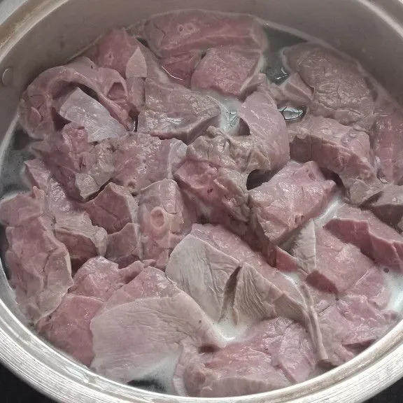 Rebus dahulu paru sampai air nya mendidih tujuan nya untuk membuang kotorannya kemudian cuci bersih dan potong kecil-kecil sesuai selera.