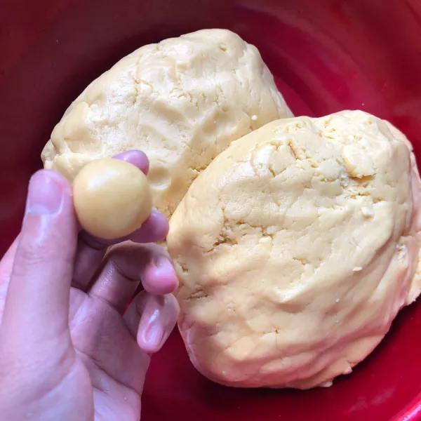 Uleni semua bahan hingga merata dan dapat dibuat menjadi bulatan-bulatan.