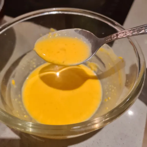 Campur kuning telur dan susu, haluskan.