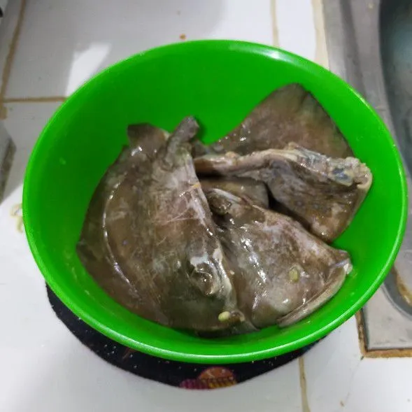 Siapkan ikan pari yang sudah dicuci dan dipotong-potong.