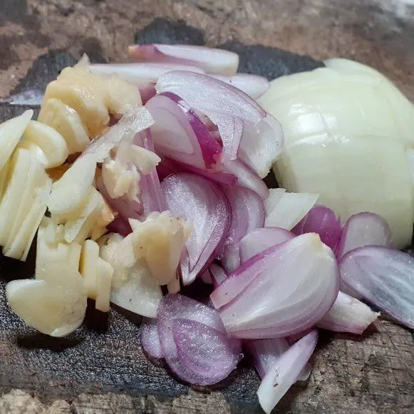 Potong kecil-kecil seluruh bawang.