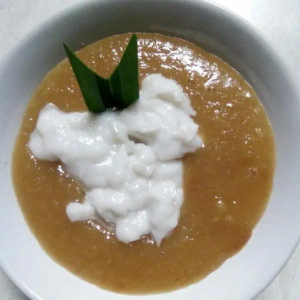 Sajikan bubur singkong dengan bubur sumsum diatasnya.