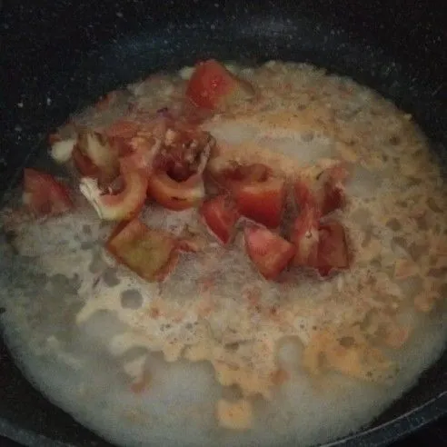 Masukkan tomat, kaldu ayam  dan Stevia, aduk hingga rata dan tunggu hingga mengental.