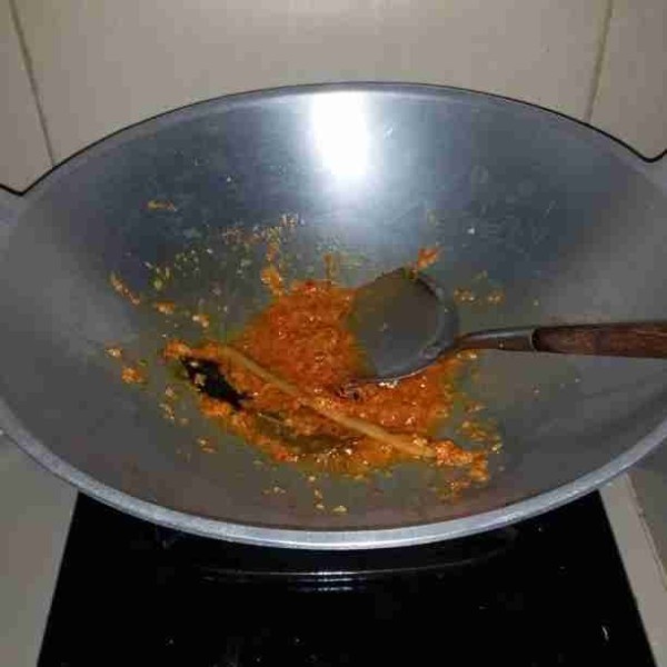 Panaskan minyak goreng. Tumis bumbu halus, batang serai, daun jeruk, daun salam, jahe dan lengkuas hingga harum. Tambahkan air.