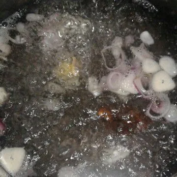 Setelah mendidih, masukkan semua bumbu iris, lengkuas, garam dan gula.