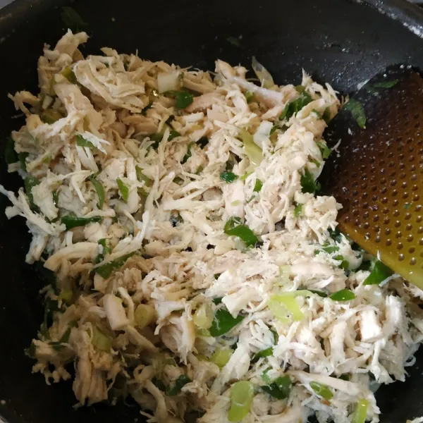 Masukkan suwiran ayam dan daun bawang. Tambahkan 1/2 sdt garam, 1/4 sdt merica, dan pala bubuk secukupnya. Aduk hingga rata.
