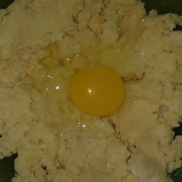 Tambahkan satu butir telur, aduk hingga adonan menjadi lembut.