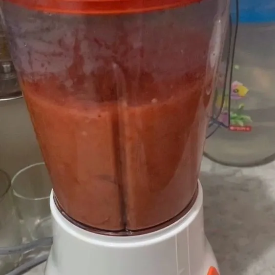 Masukkan bawang merah, bawang putih, tomat, cabai rawit, dan cabai rawit merah ke dalam blender. Lalu haluskan.