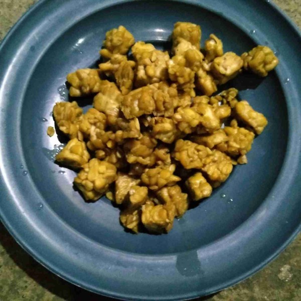 Goreng tempe setengah matang. sisihkan.