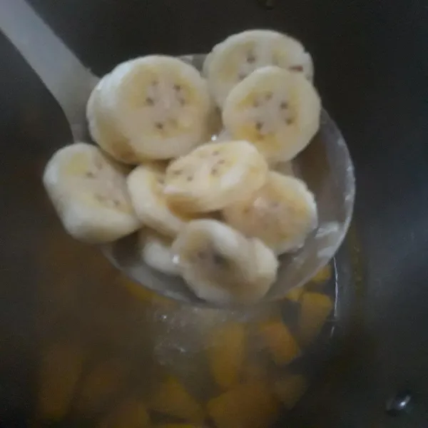 Masukkan pisang. Tambahkan vanili, garam, dan gula jawa. Aduk. Masak hingga pisang matang.