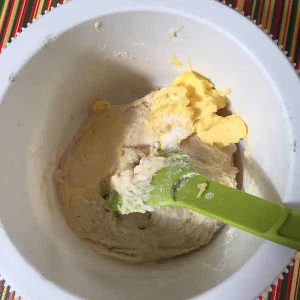 Setelah semua tercampur tambahkan margarin dan garam, aduk lagi boleh pakai tangan agar lebih tercampur rata.