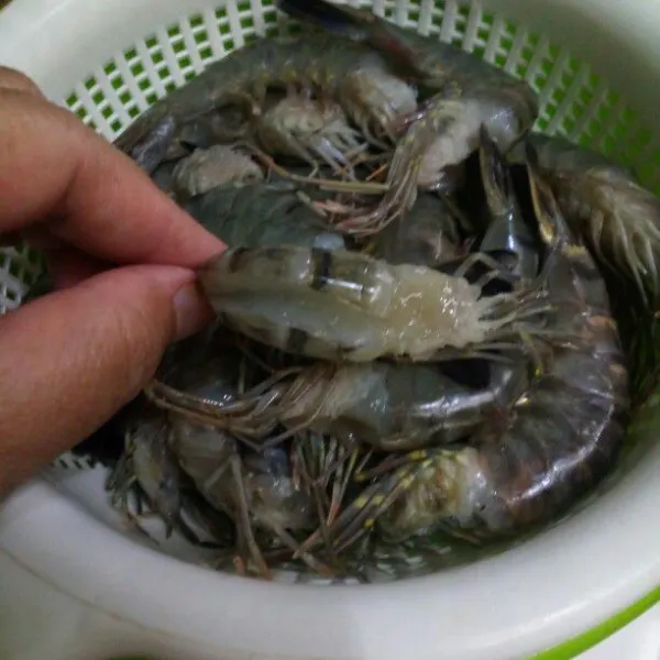 Cuci bersih udang, kerat punggungnya, tiriskan.