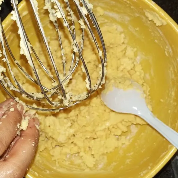 Masukkan tepung terigu, tepung maizena, susu putih bubuk, garam& 1 butir telur kuning. Aduk sampai rata hingga menjadi adonan