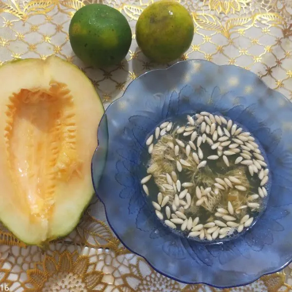 Siapkan jeruk dan blewah.