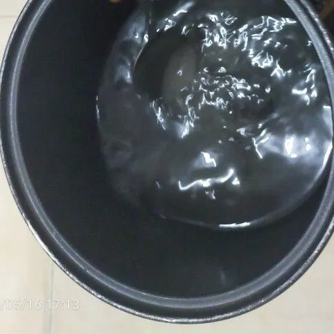 Rebus gula sampai mendidih.