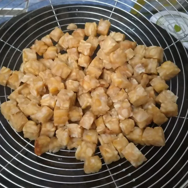 Tempe dipotong dadu, lalu goreng dan sisihkan.