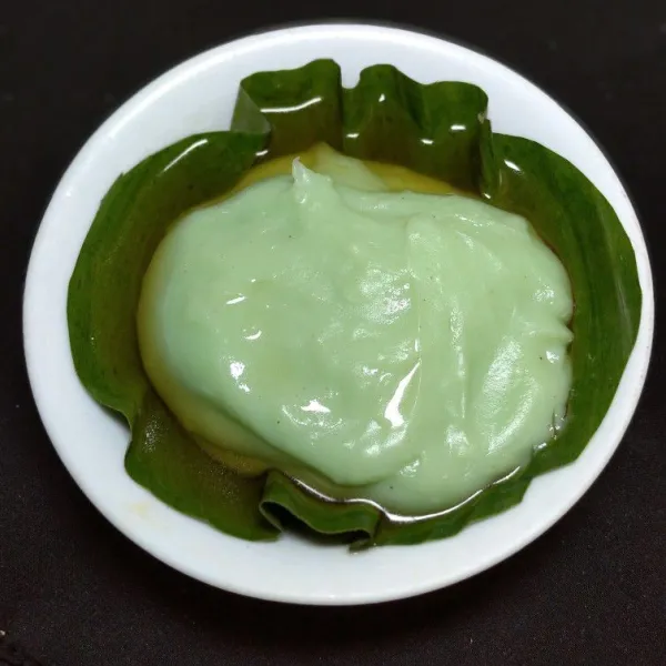 Sajikan bubur sumsum pandan beserta saus gula merahnya.