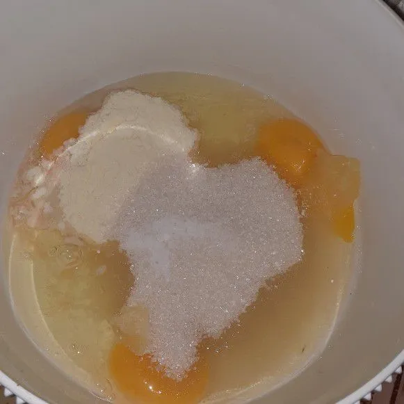 Masukan gula, telur, vanili dan susu bubuk kedalam wadah kemudian aduk menggunakan mixer dengan kecepatan tinggi.