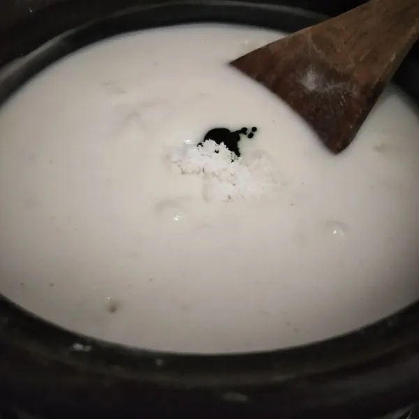 Tambahkan garam dan pasta pandan.