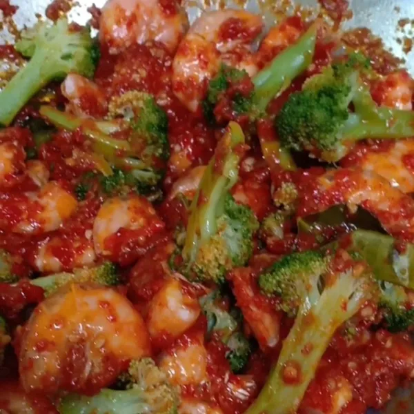 Masukkan brokoli yang sebelumnya sudah di potong dan di rebus. Aduk-aduk sampai matang dan mengeluarkan aroma.  Setelah matang lalu hidangkan dan santap ^_^