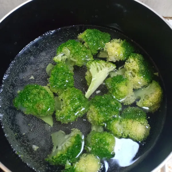 Potong brokoli sesuai selera dan rebus brokoli hingga  setengah matang  lalu tiriskan.