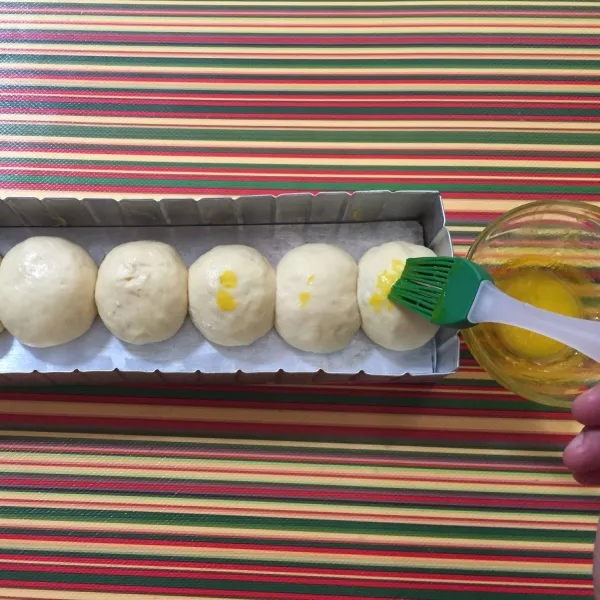 Sebelum dipanggang olesi bagian atas roti, lalu panggang dengan api atas bawah suhu 150 selama 20 menit. Adonan tadi menghasilkan 3 loyang kecil ini.