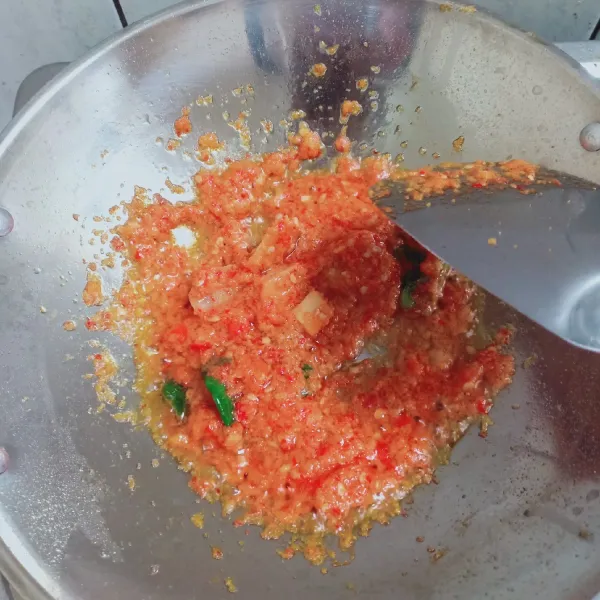Masukkan bumbu rempah yang sudah di haluskan goreng dengan minyak panas . Campurkan daun jeruk. oseng-oseng sampai mengeluarkan aroma kurang lebih selama 20 menitan.