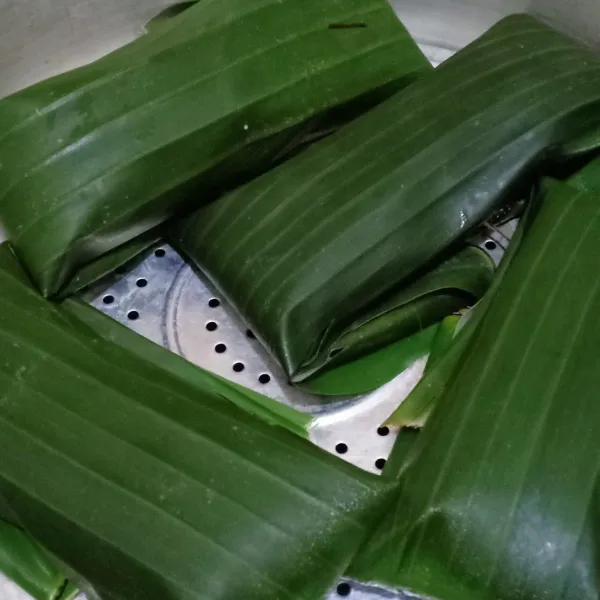 Gulung lalu lipat ujung kanan dan kiri,lalu kukus selama 30 menit,angkat dan sajikan.