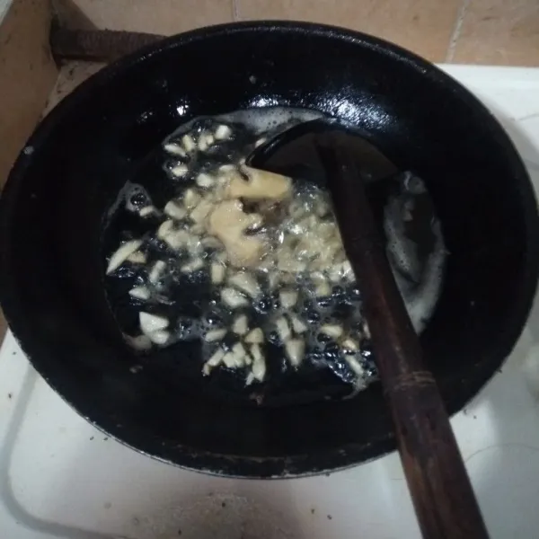 Panaskan minyak tumis bawang putih dan jahe hingga harum.