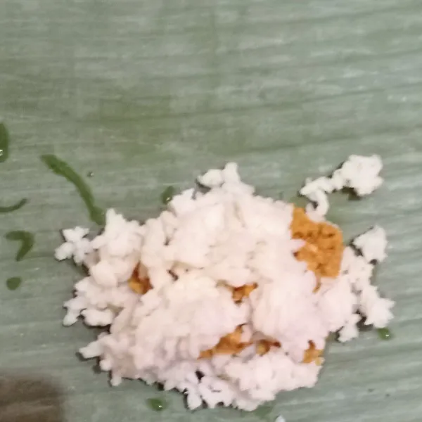 Tutup lagi dengan nasi.