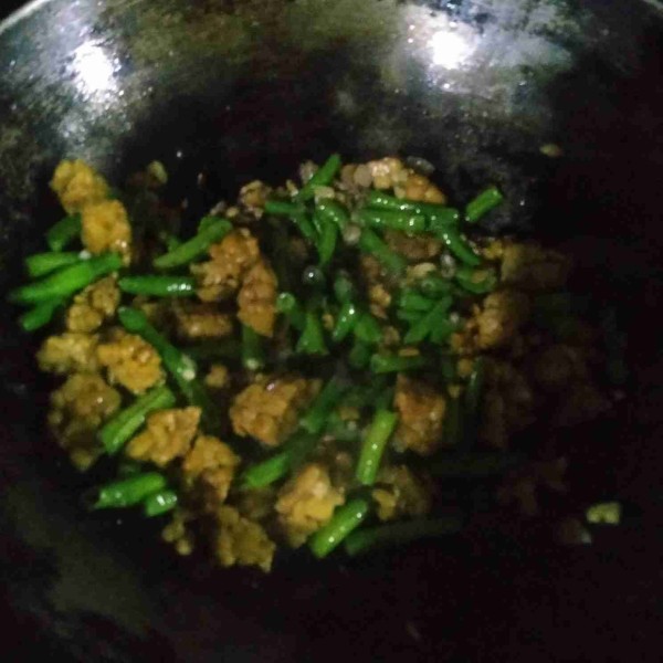 Masukkan tempe, kecap manis, garam, merica bubuk dan kaldu bubuk. Beri air sedikit, biarkan sampai matang dan angkat.