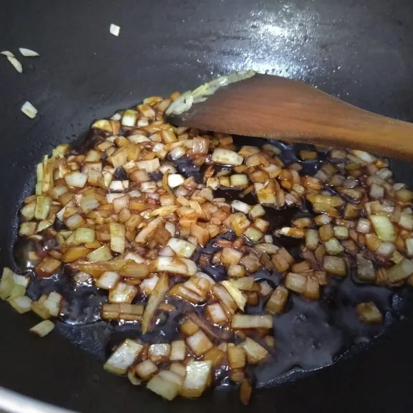 Lalu masukkan kecap manis dan terasi. Beri garam, gula dan kaldu jamur kemudian, aduk rata.