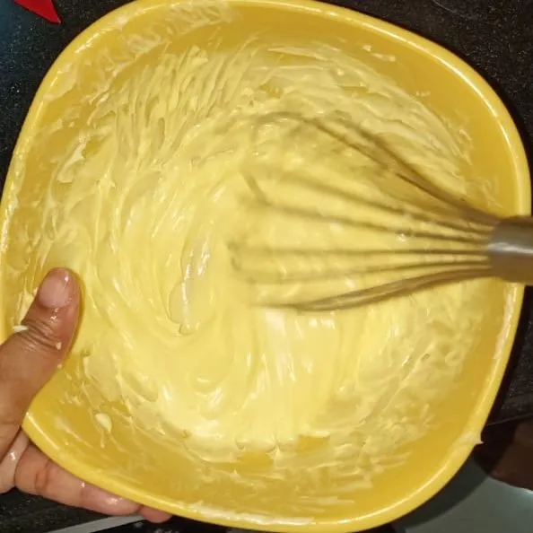 Membuat adonan nastar : Campurkan mentega, butter, dan gula halus. Aduk sampai rata