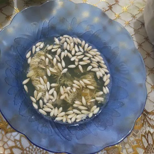 Rendam biji buah blewah dengan sedikit air lalu saring buang bijinya.